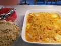 Bagt fisk i grøntsagskarry med couscous og agurk